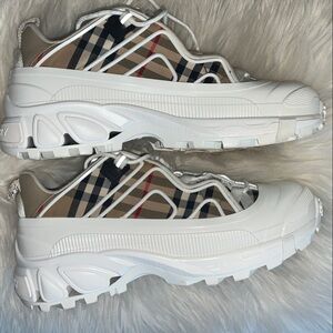 Burberry White & Beige Check Runner Sneakers